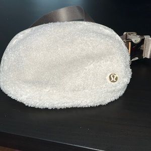 Lululemon Everywhere Belt Bag Sherpa Fleece